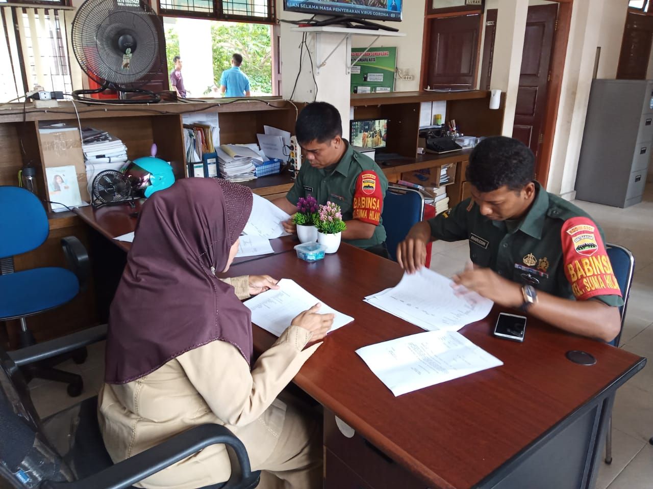 Babinsa Sumahilang Komsos Dan Gelar Pendataan Penduduk Di Kantor Lurah