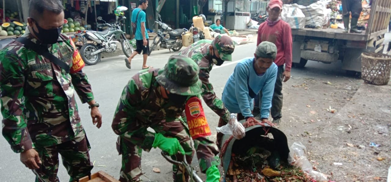 Jumat Bersih, Babinsa Kelurahan Sukaramai Goro Bersihkan Sampah