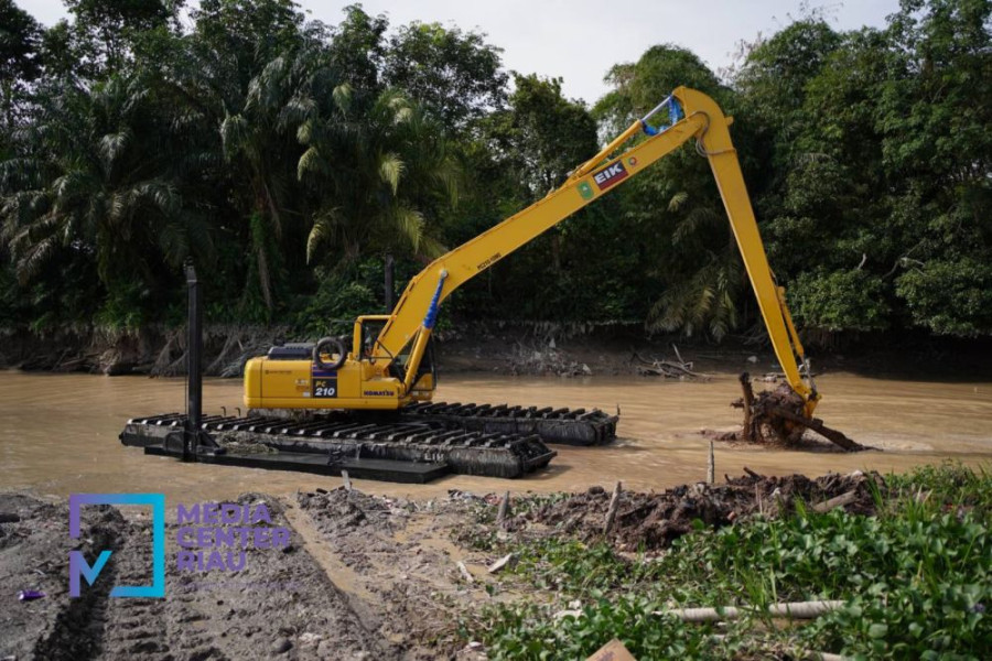 Pemprov Riau Siagakan Alat Berat Untuk Antisipasi Longsor dan Jalan Amblas
