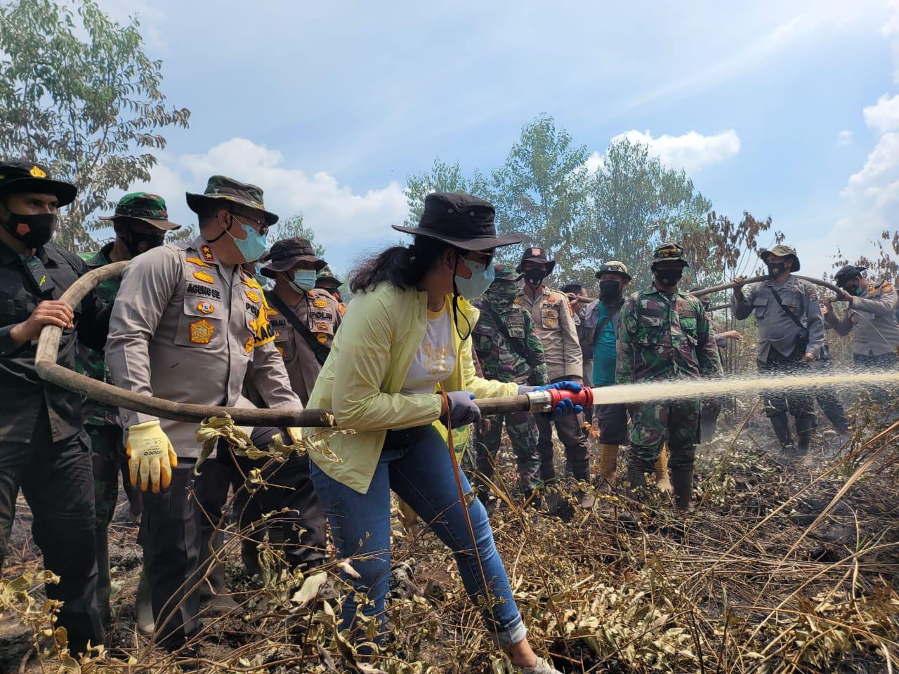 Di Sempadan Negeri, Kapolda Riau dan Istri Padamkan Karhutla