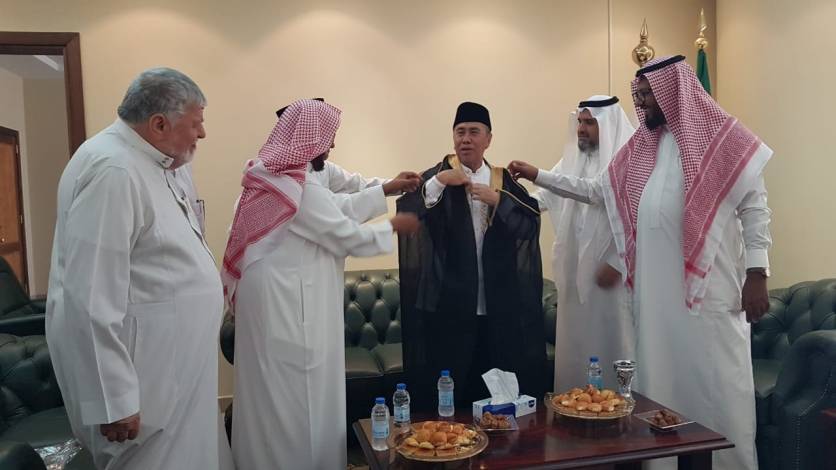 Gubri Dipasangkan Jubah sebagai Tamu Negara di Jeddah