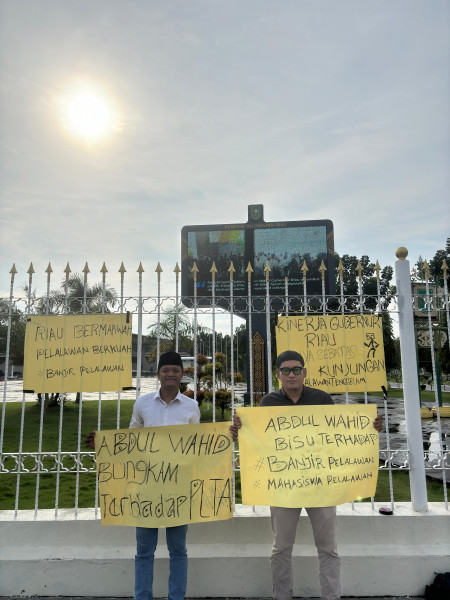 Dua Mahasiswa Pelalawan Sampaikan Aspirasi Kekecewaan Pada Gubri Abdul Wahid di Depan Kantor Gubernur