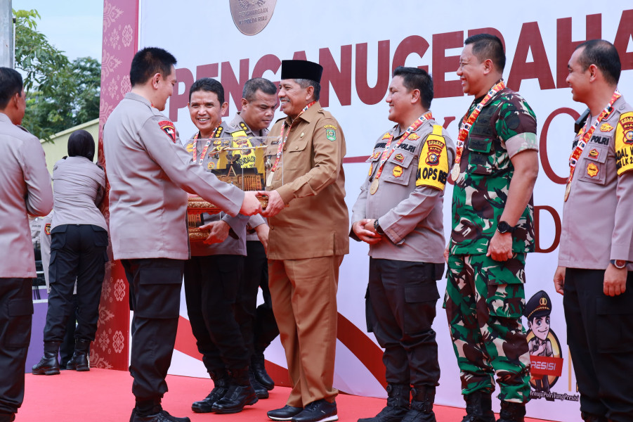 Dukung Kinerja Kepolisian, Bupati Siak Terima Penghargaan Dari Kapolda Riau
