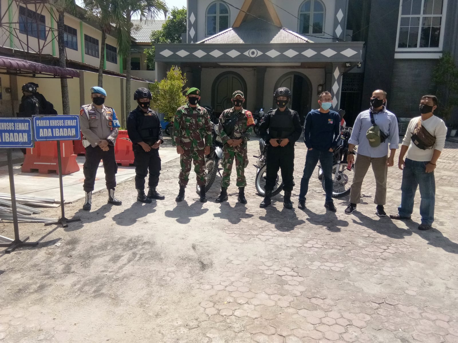 Sambut Nataru, Babinsa Simpang Empat Monitoring Kesiapan Gereja GPIB Immanuel 