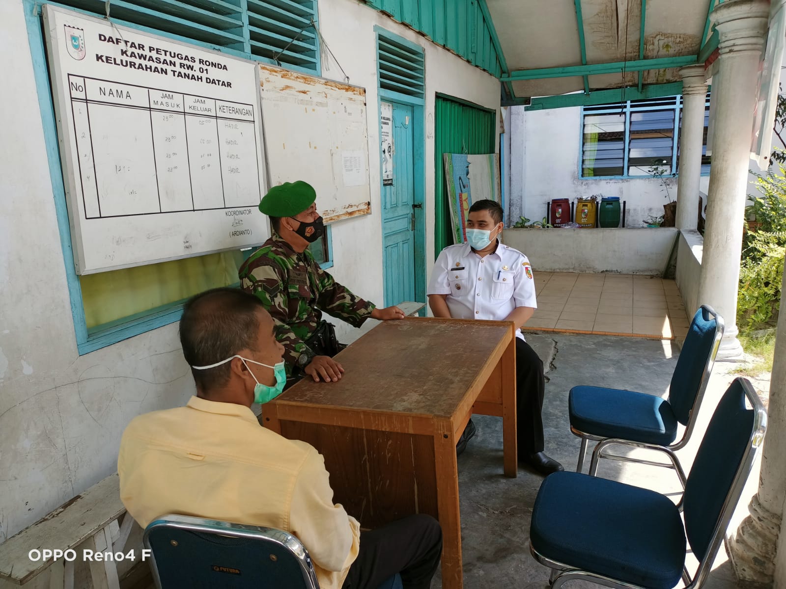 Komsos ke Kantor Lurah, Babinsa Dukung Ciptakan Kamtibmas di Kelurahan Tanahdatar