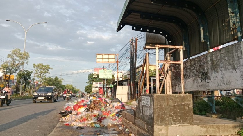 Warga Keluhkan Sampah Menumpuk di Dekat Halte Delima