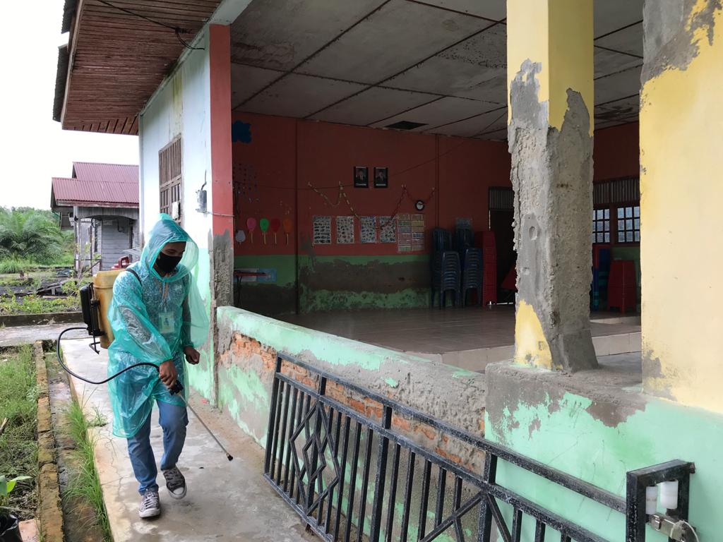 Relawan Covid-19 Universitas Riau Semprotkan Disinfektan ke  Vihara dan SPS Desa Bantan Timur