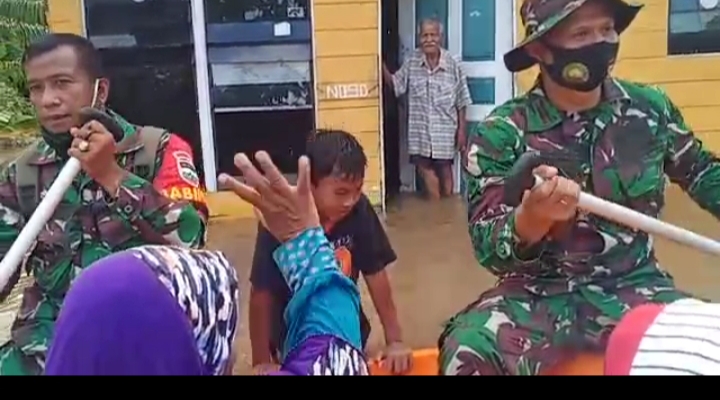 Kisah, Danramil dan Babinsa Bantu Evakuasi Warga Korban Banjir 