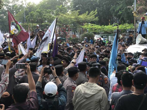 Baru Tiba di Kantor Gubernur, Ratusan Mahasiswa Unri Memaksa Masuk