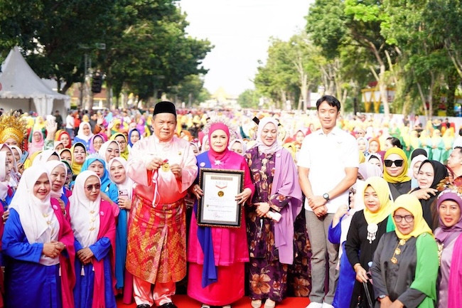 6.000 Penari Zapin Berkebaya Labuh Kekek Riau Pecahkan Rekor MURI