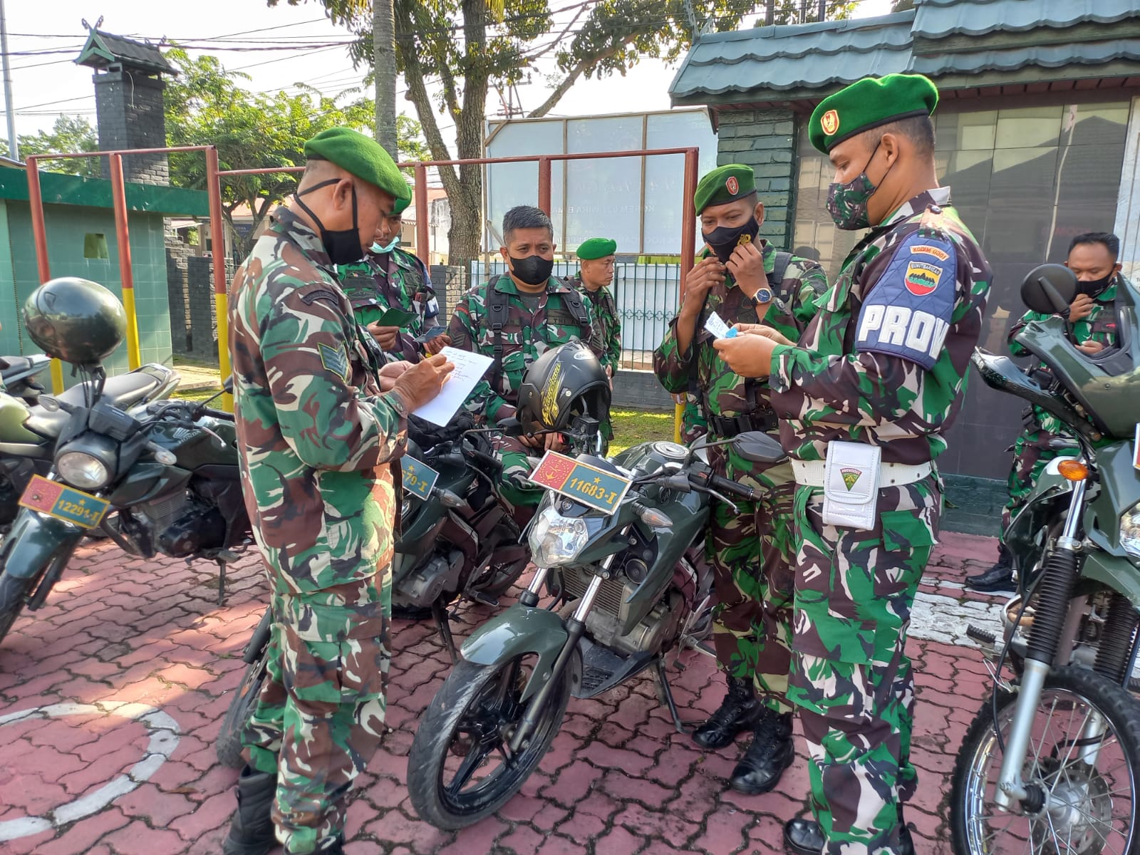 Babinsa Bersama Provost Kodim Gelar Razia Kelengkapan Surat Ranmor Personil TNI 