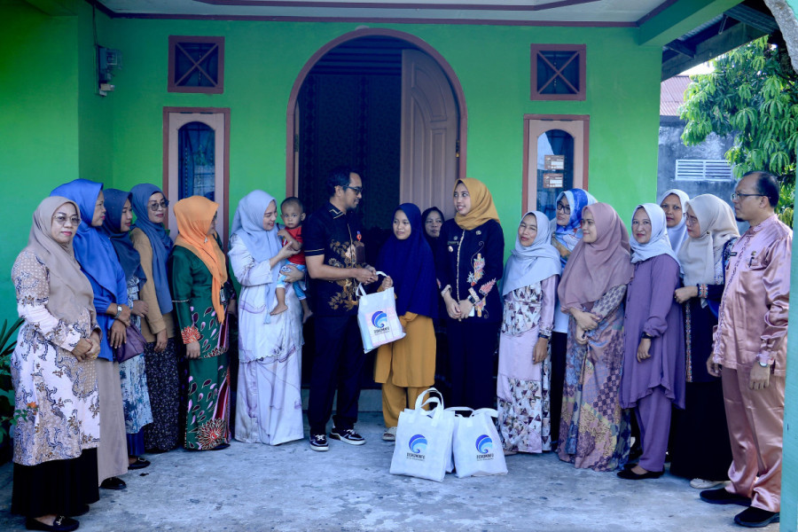 Kepala Diskominfotiksan Pekanbaru Salurkan Bantuan Bapak Asuh Anak Stunting
