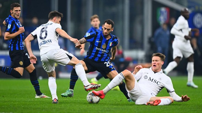 Eksekusi Penalti Calhanoglu Kena Tiang, Napoli Tahan Inter di Giuseppe Meazza