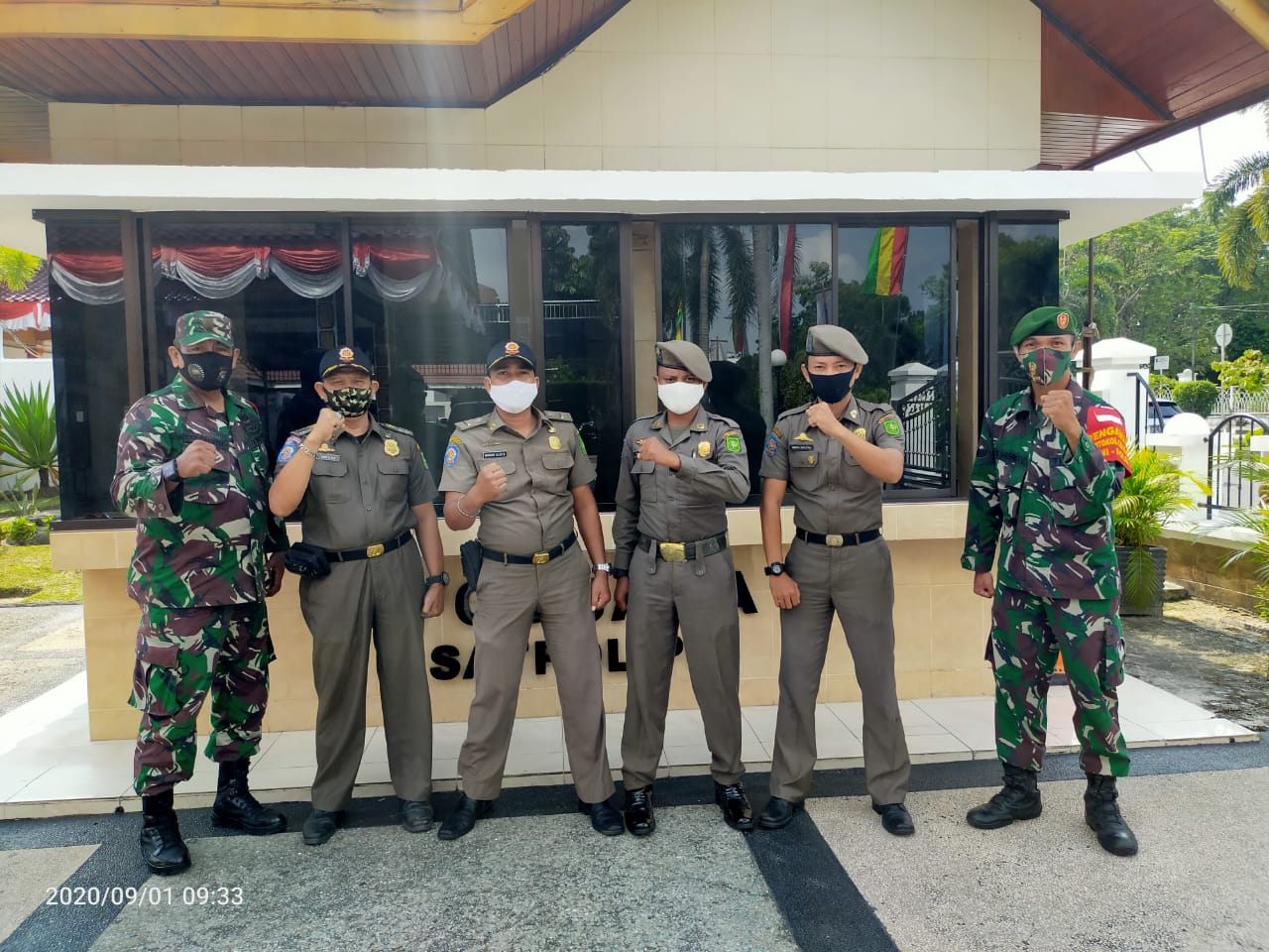 Babinsa Komsos dan Monitoring Protokol Kesehatan di Rumah Dinas Wagubri 