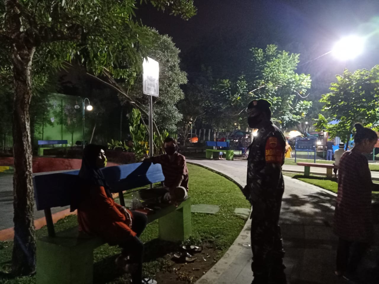 Patroli Malam, Babinsa Gelar Penegakan Disiplin Prokerls di RTH Kaca Mayang
