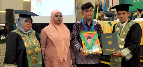 Mahasiswa Wafat Jelang Wisuda, IAI Diniyyah Pekanbaru Serahkan Ijazah kepada Keluarga
