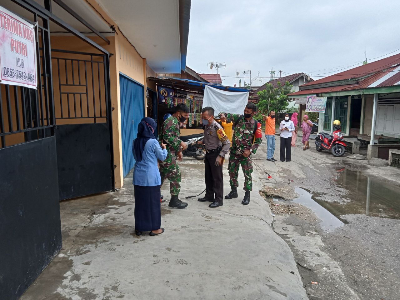Babinsa-Bhabinkamtibmas Gelar Penyemprotan Disinfektan di Jalan Mustika