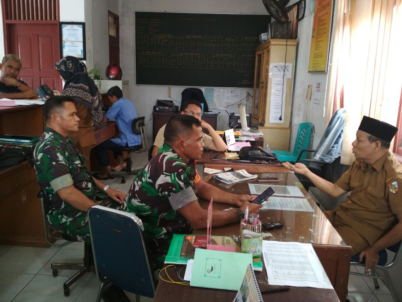 Komsos dengan Aparat Kelurahan, Babinsa Bahas Kesehatan dan Kebersihan Lingkungan 