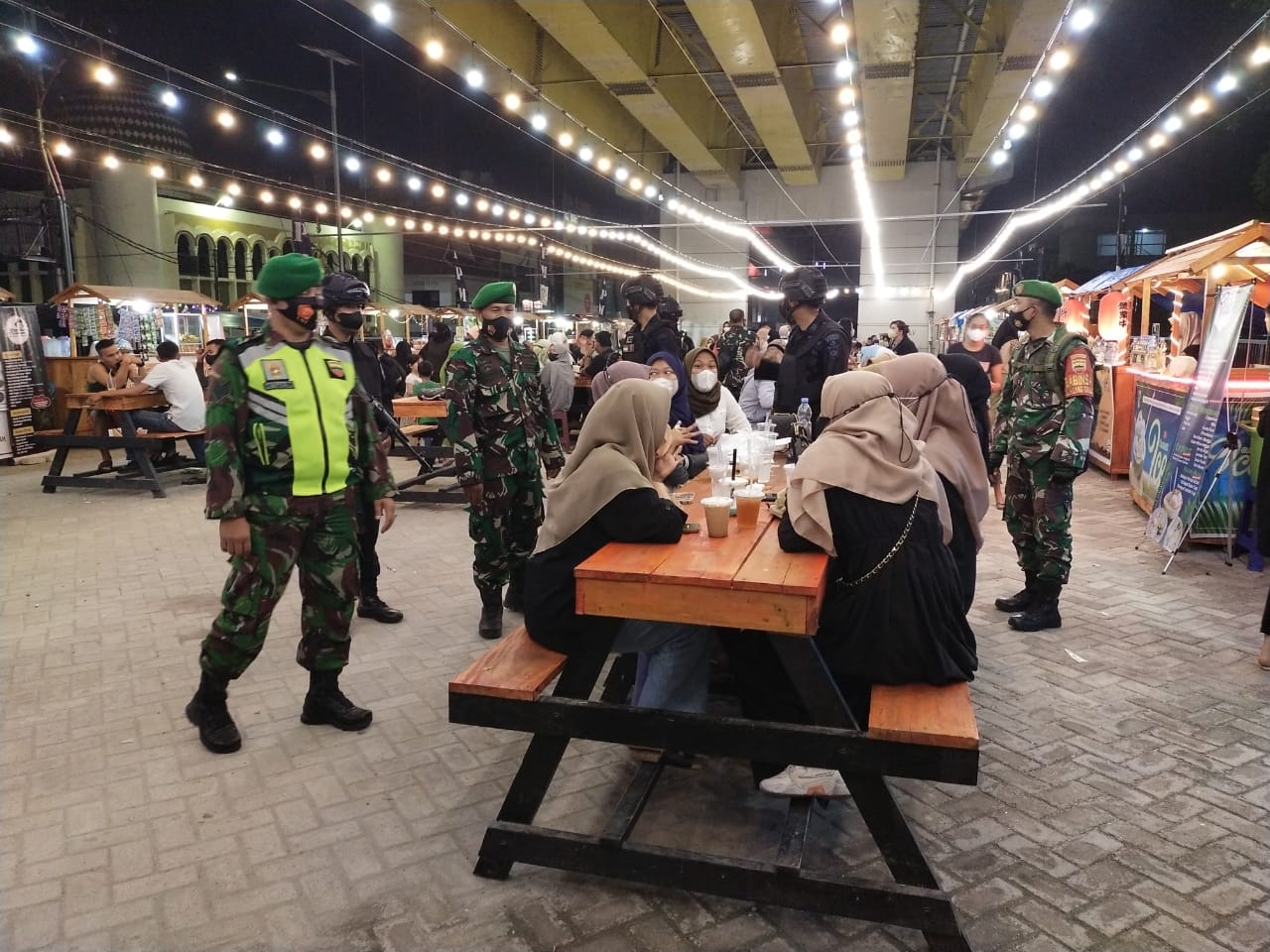 Sinergitas TNI -Polri, 17 Ramadan 1443 H Babinsa Gelar Patroli Penegakan Prokes di Pusat Keramaian