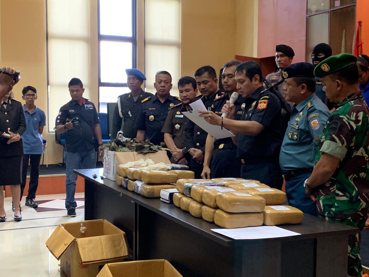 Bea Cukai, Amankan 38 Ganja Disamarkan Pakai Daun Rambutan 