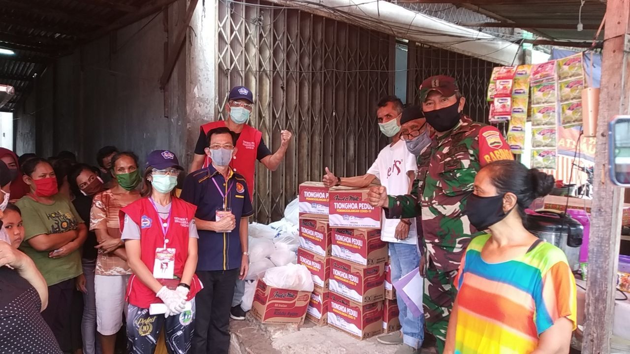 Babinsa Berbagi Dampingi Tionghoa Peduli Covid-19 Serahkan  75 Paket Sembako ke Warga 