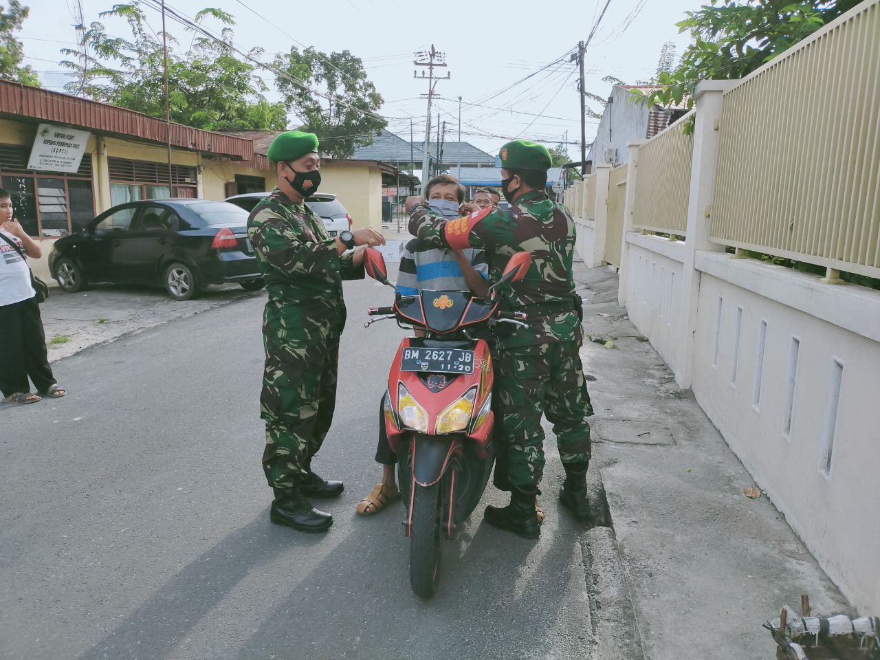 Babinsa Kelurahan Tanahdatar Bagi-bagi Masker dan Imbauan Disiplin Protokol Kesehatan 