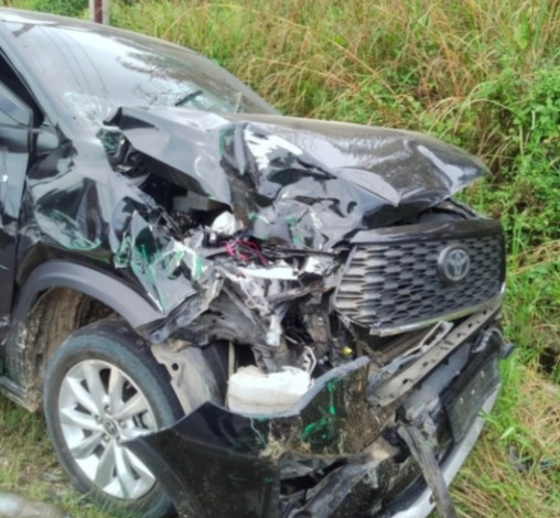 Mobil Dinas Bupati Kuansing Kecelakaan, Bagian Depan Ringsek