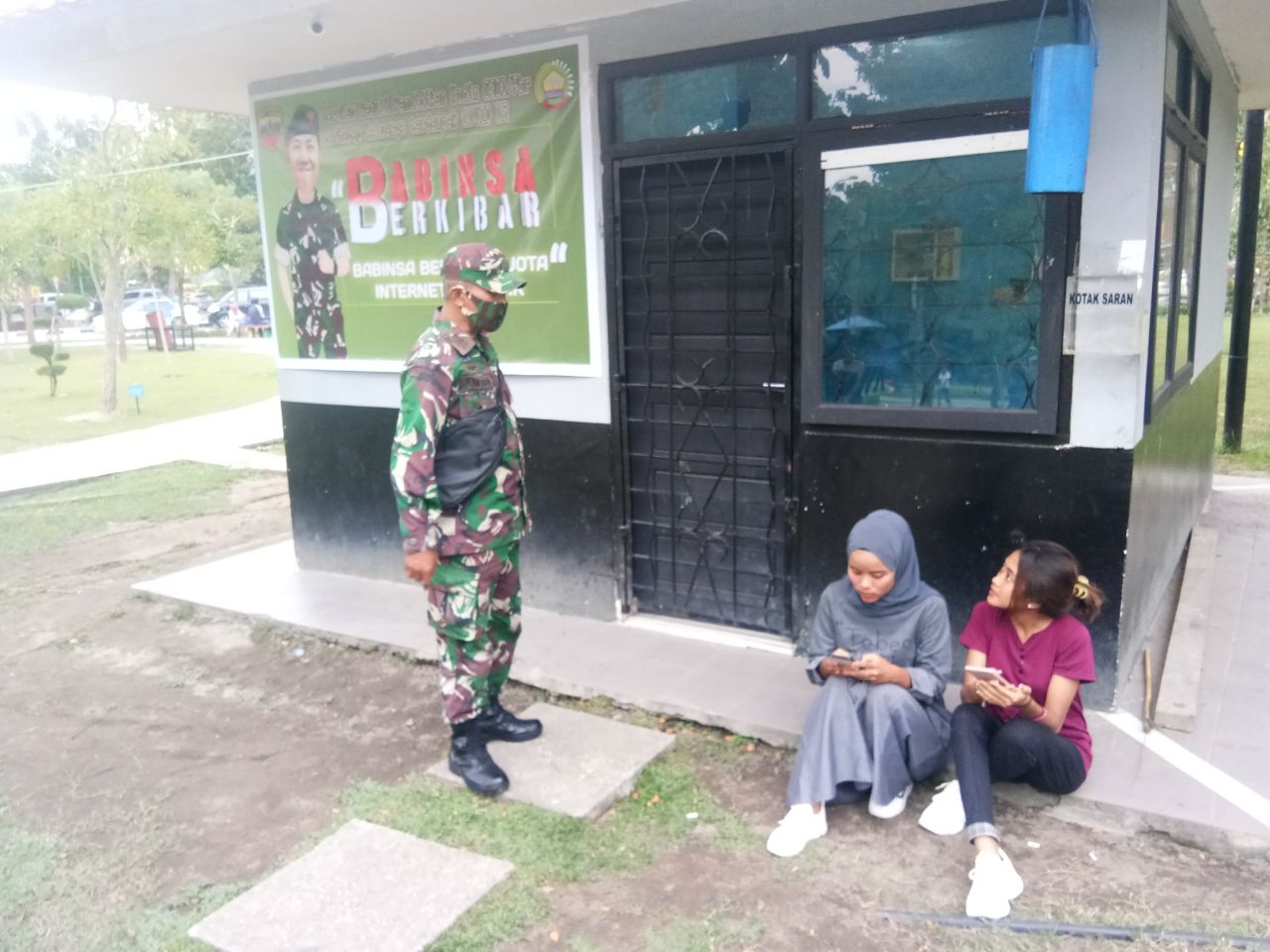 Babinsa Kelurahan Simpang Empat  Berkibar dengan Pelajar dan Mahasiswa di RTH Kaca Mayang