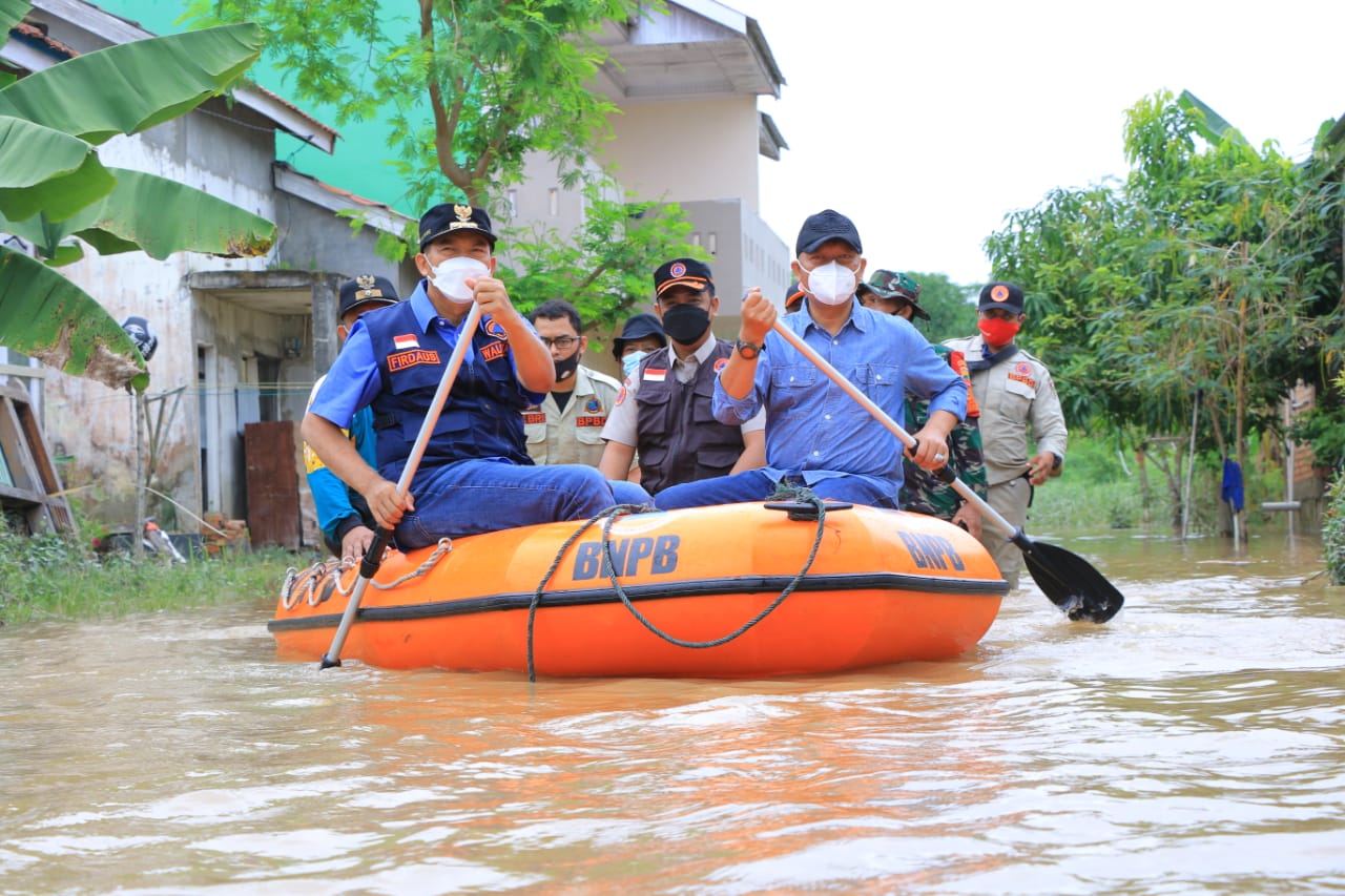 Gunakan Perahu Karet, Walikota Firdaus Tinjau Banjir di Bukit Raya