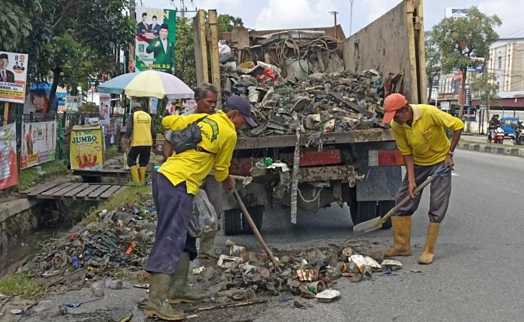 Pekanbaru Banjir Akibat Hujan Deras, Pj Walikota Ajak Warga Giatkan Gotong Royong