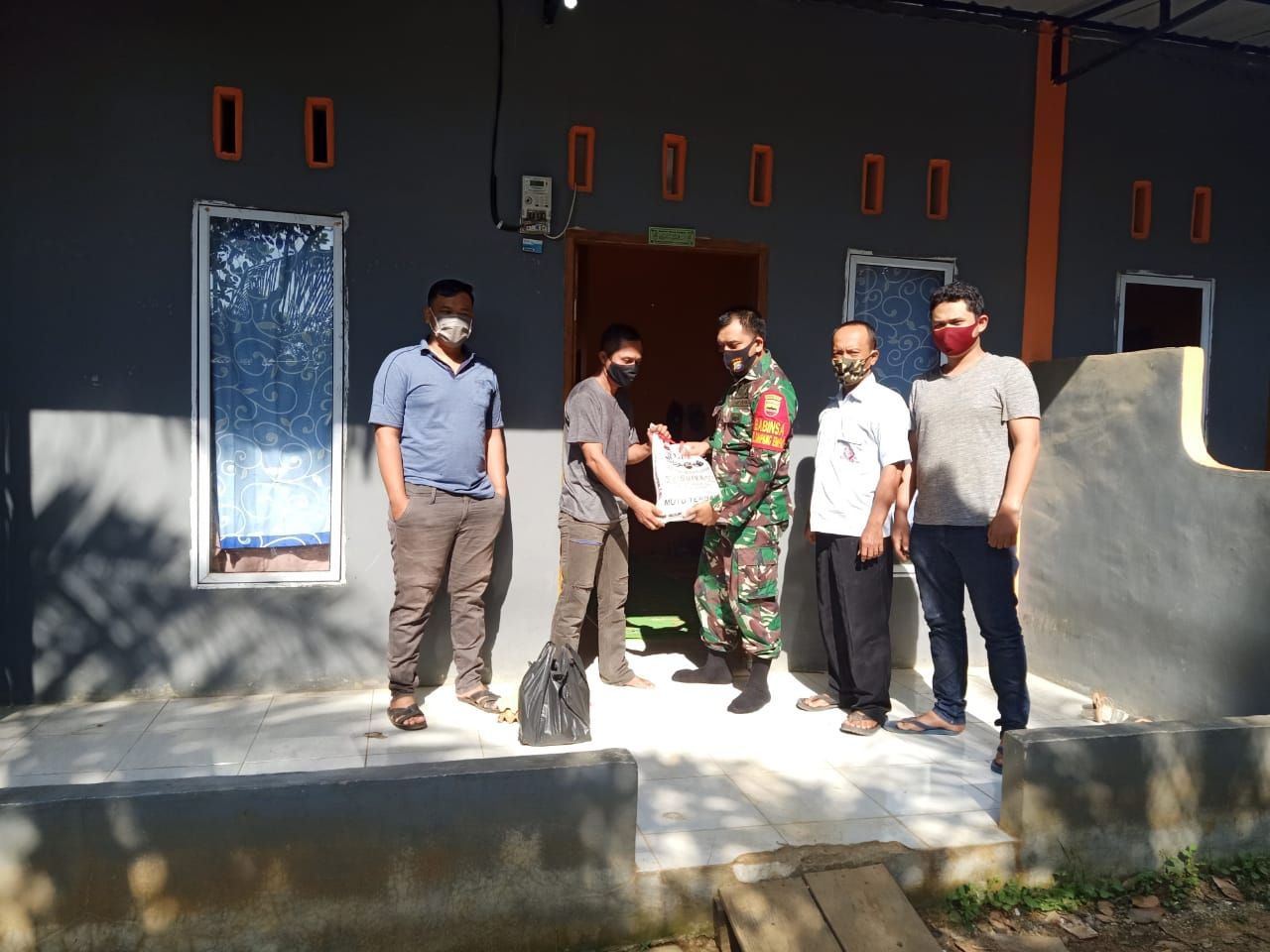 Serda Surya Ramadhani Serahkan Sembako ke Warga Tak Mampu