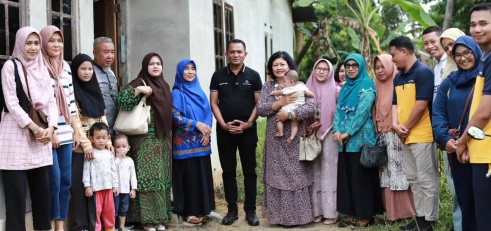 Kepala BKPSDM Kota Pekanbaru Berikan Bantuan Asuh untuk Anak Stunting di Kelurahan Lembah Damai