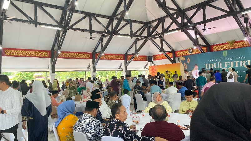 Ribuan Masyarakat Berlebaran di Kediaman Gubernur Riau
