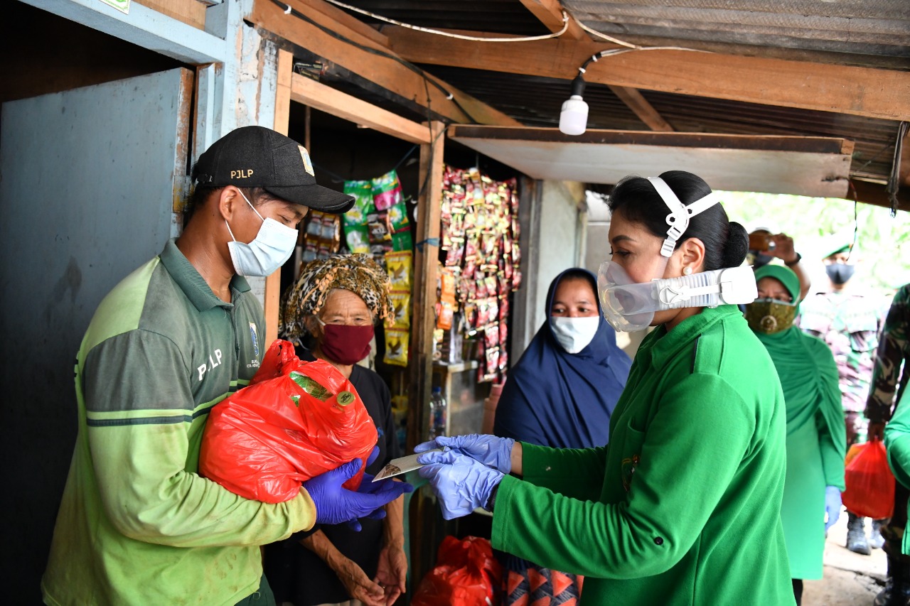 Apresiasi Petugas TPU Pondok Ranggon, Ibu Hetty Andika Perkasa Beri Bantuan Paket Sembako
