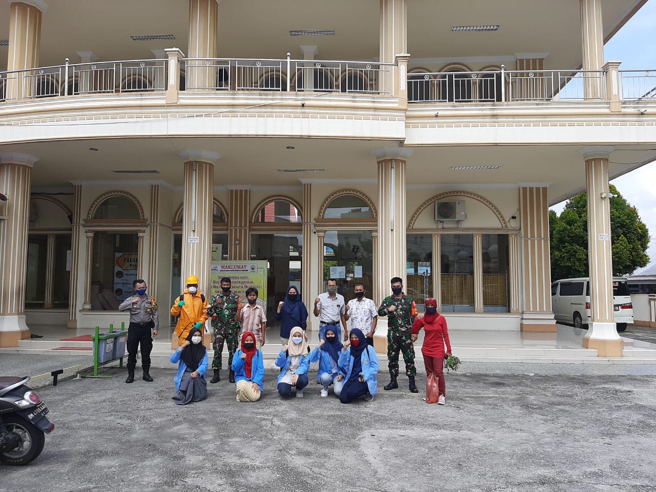 Babinsa  Sumahilang Semprotkan Disinfektan ke  Masjid Gunung Merah 
