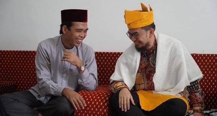 Kunjungi Riau, Ustaz Adi Hidayat Dipasangkan Tanjak Kuning oleh UAS