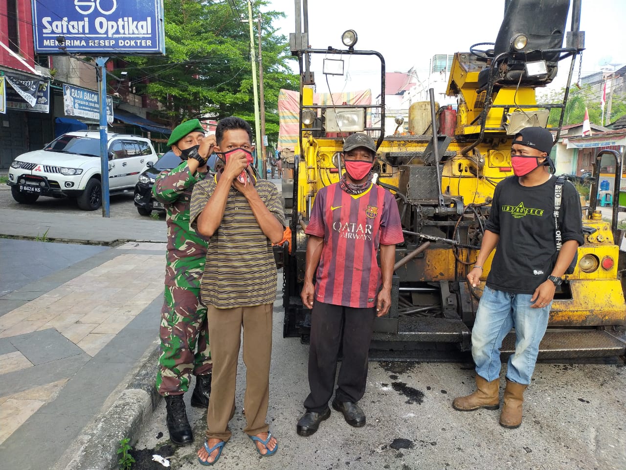 Serda Edy Priyanto Bagikan Masker ke Operator  Alat Berat 