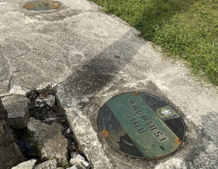 PUPR-PKPP Riau Pasang Penutup Drainase di Depan RCH Jalan Arifin Achmad