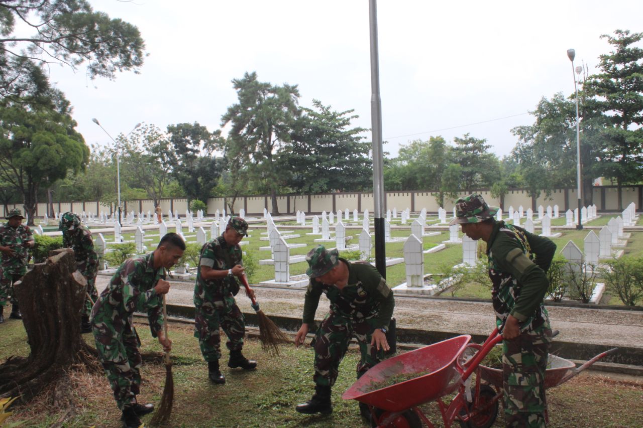 Sambut Hari Juang TNI-AD dan Infanteri Babinsa Goro di TMP Kusuma Dharma 