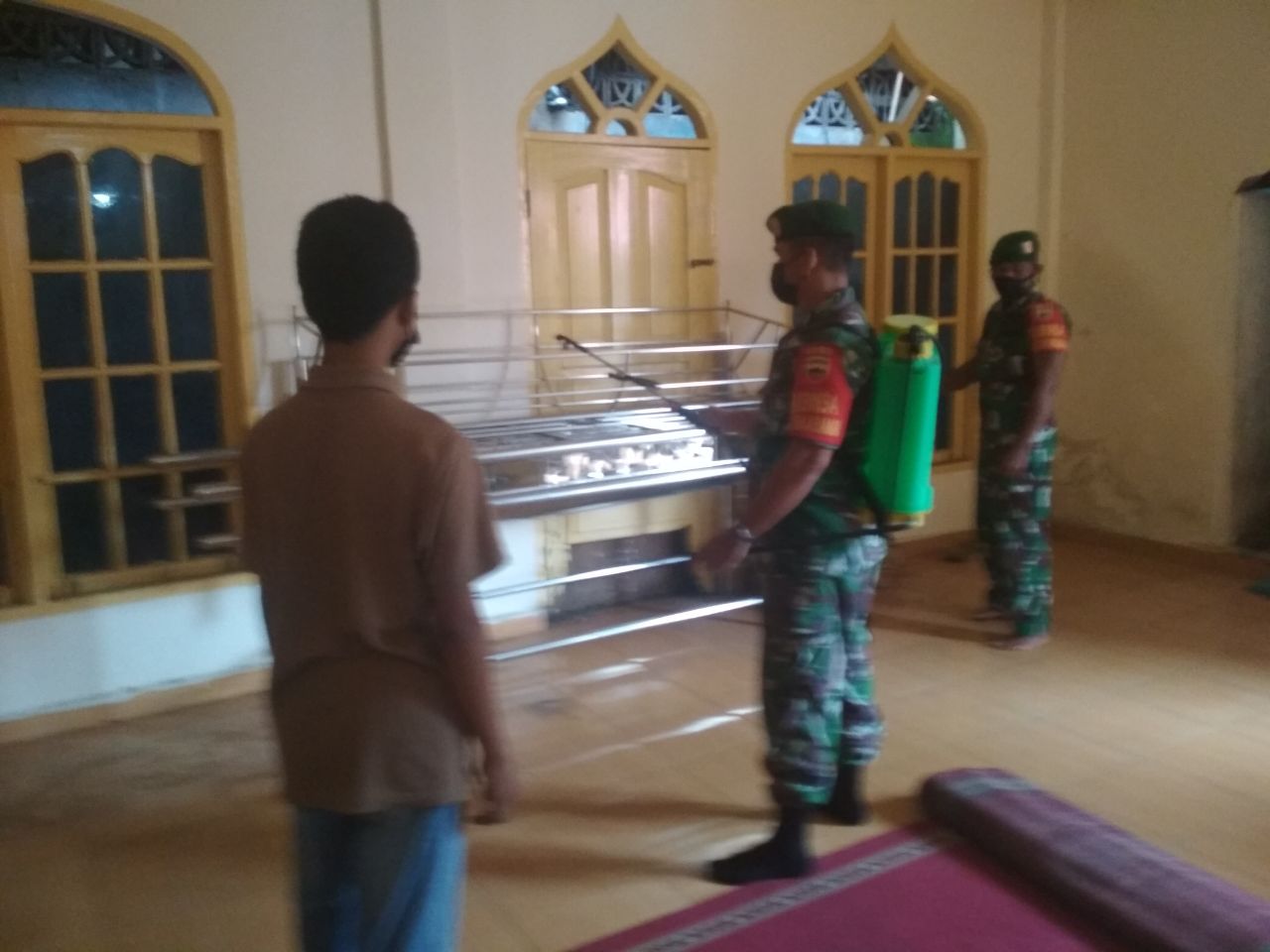 Babinsa Gelar Penyemprotan Disinfektan di Mushalla Ukuwah 