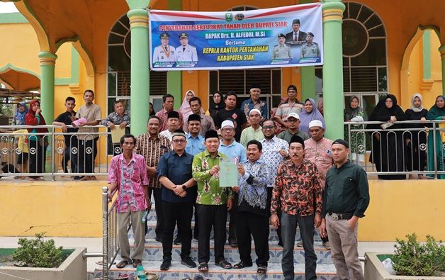 Ratusan Warga Kandis Terima 868 Sertifikat Program PTSL