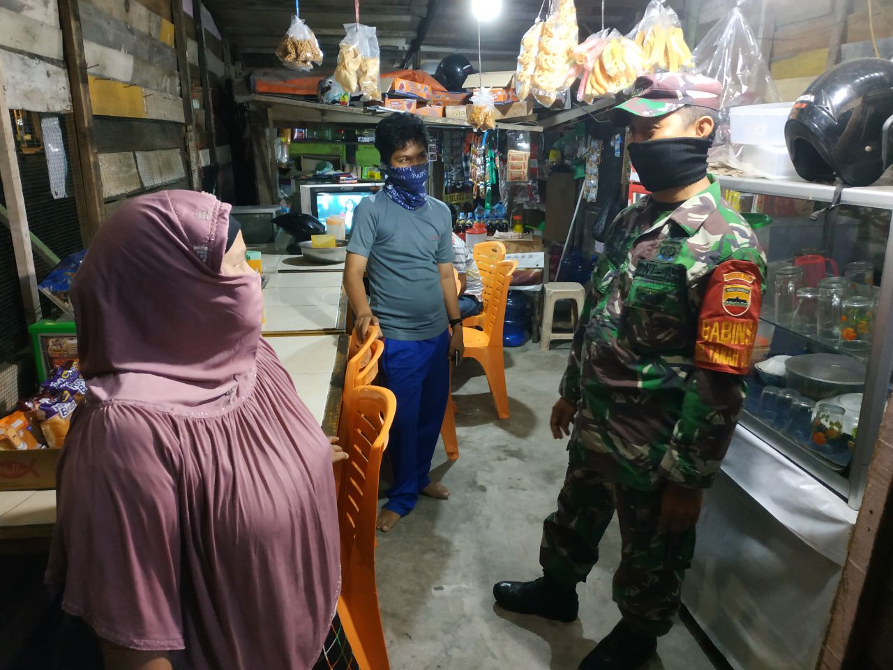 Saat PSBB, Babinsa Tanahdatar Imbau dan Tegur Warga tak Taat Aturan 