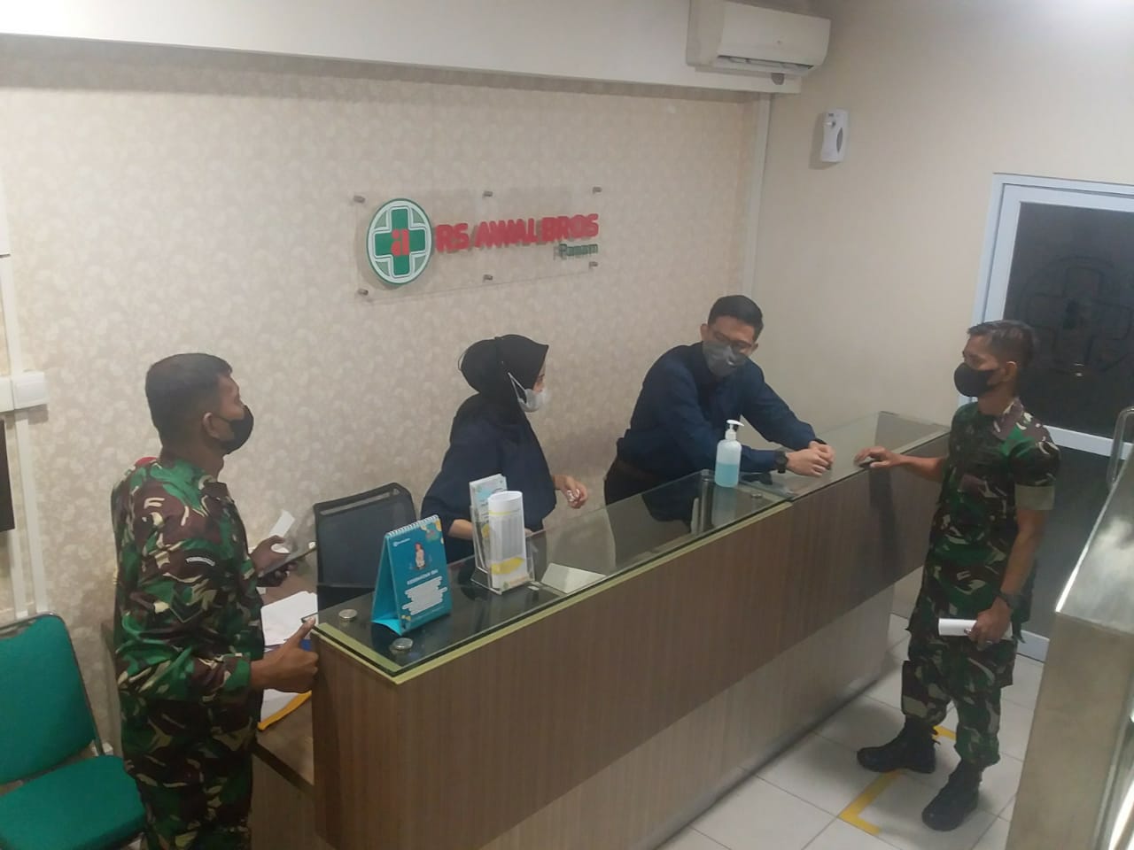Babinsa Komsos dengan Kesling RS Awal Bross,Bahas Penanganan Limbah Medis 