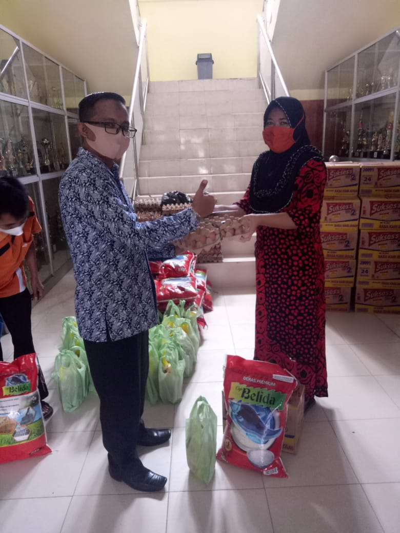 34 THL dan Honorer SMAN Olahraga Riau Terima Paket Sembako 