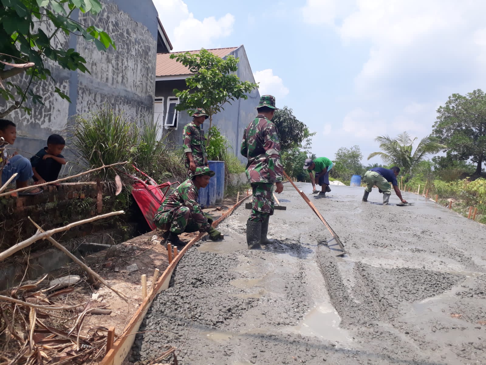 Pra TMMD ke 114, Babinsa Koramil 02 Kota Bantu Semenisasi Di Kecamatan Kulim