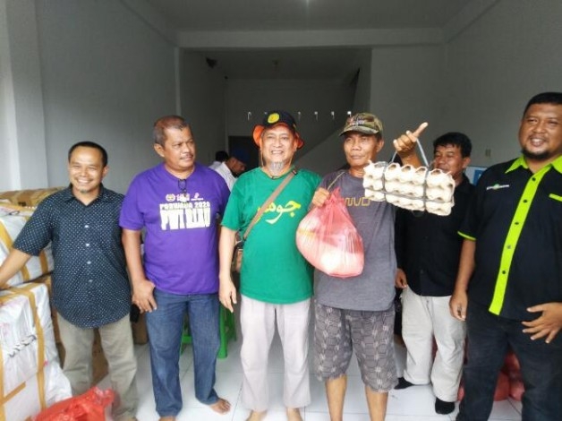 RCI Gandeng PWI dan SMSI Riau Serahkan Sembako kepada Warga Terdampak Covid-19 