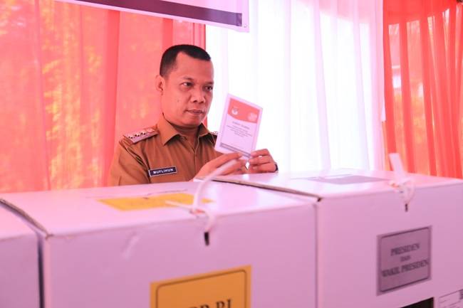 Pasangan Prabowo-Gibran Unggul di TPS Pj Walikota Pekanbaru Mencoblos