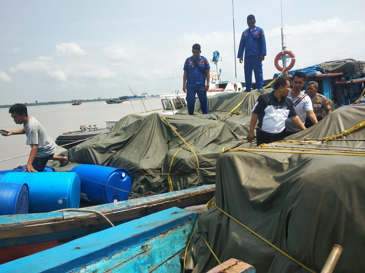 Ditpolair Polda Riau Amankan Dua Kapal Motor & 200 Karung Pakaian