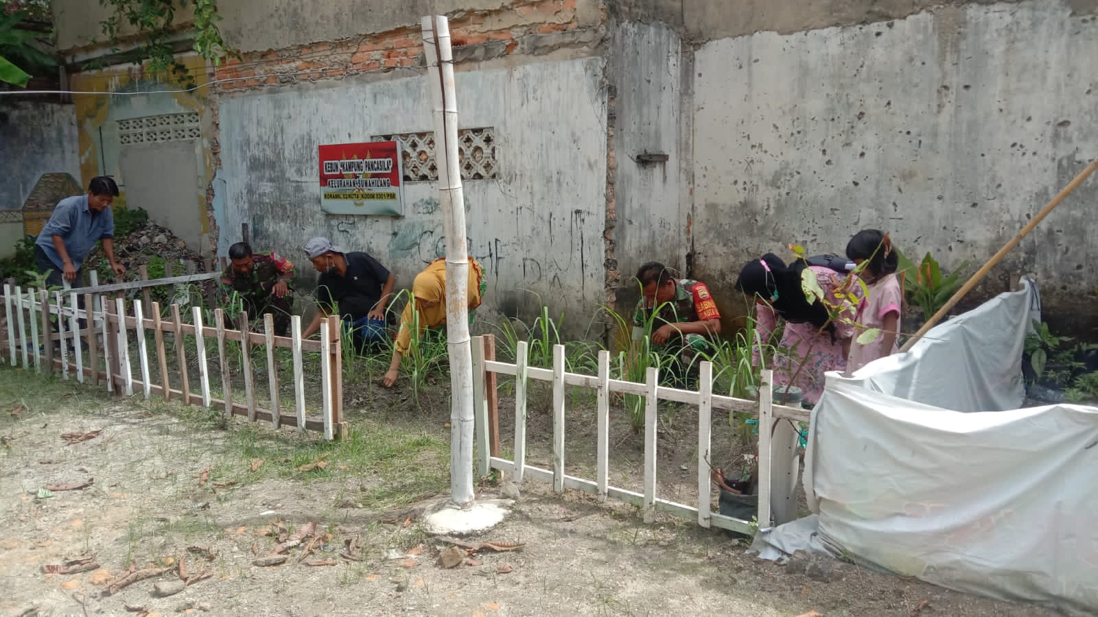 Babinsa Bersama RT dan Kader PKK Bersihkan Kebun Apotik Hidup di Kampung Pancasila