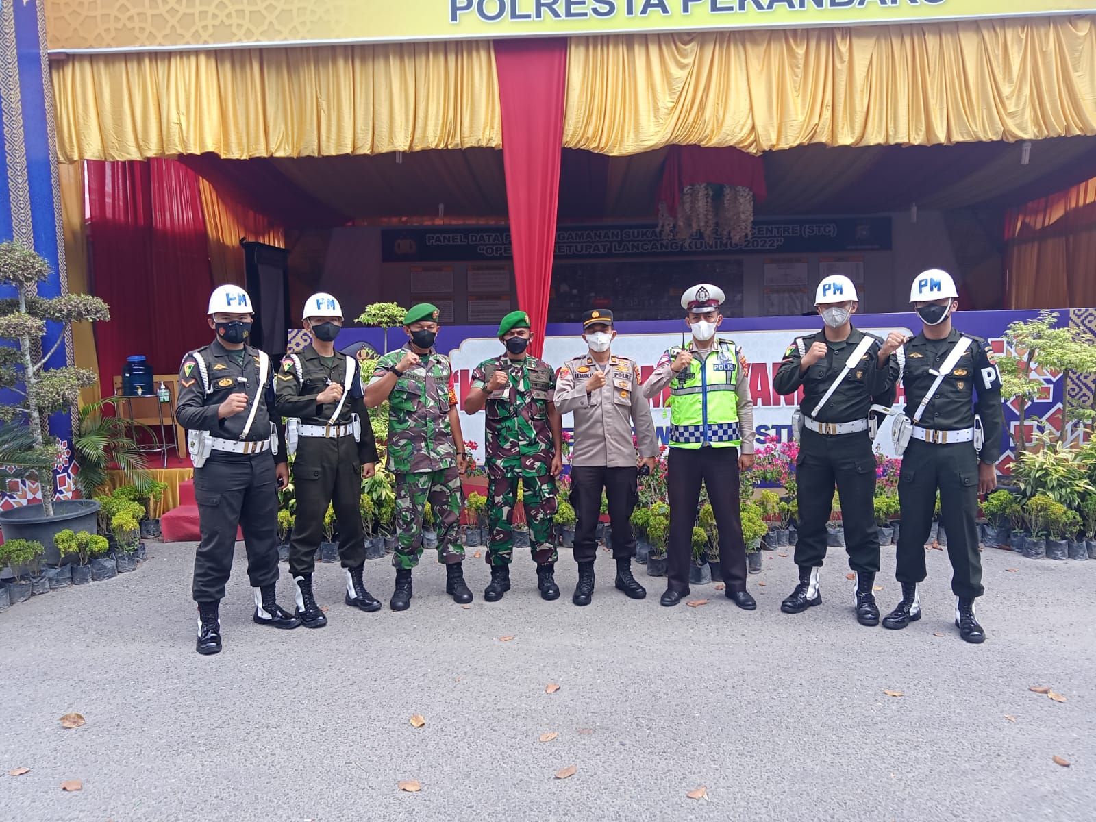 Dukung Operasi Ketupat Lancang Kuning 2022, Babinsa Koramil 02 Kota Bantu Polisi Jaga Kamtibmas dan Lalulintas Jalan Raya